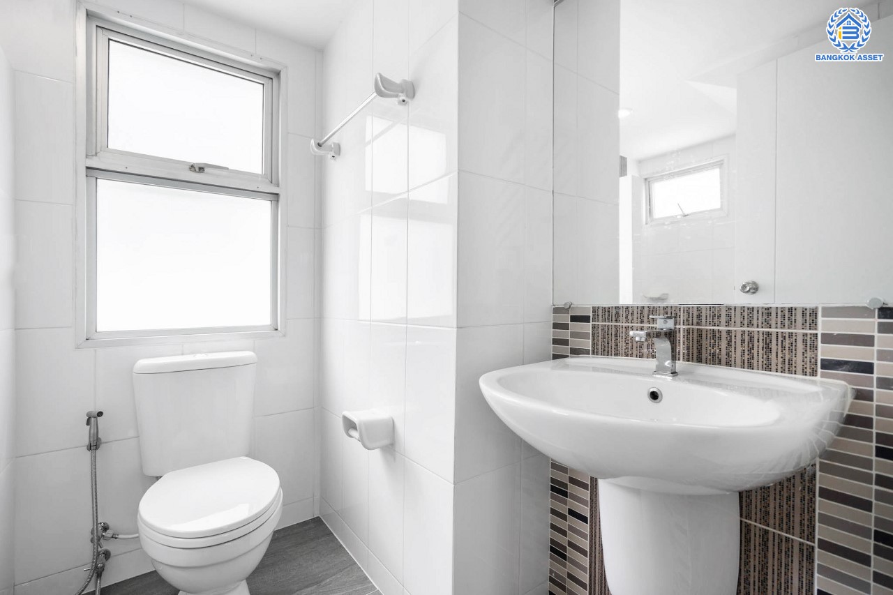 บ้านมือสองตกแต่งใหม่ ม.วิลล่าการ์เด้น3 บางกรวย-ไทรน้อย เนื้อที่ 52 ตร.ว. ฟังก์ชัน 3 ห้องนอน 3 ห้องน้ำ จอดรถได้ 2 คัน บรรยากาศเป็นส่วนตัว บนทำเลศักยภาพ ใกล้เซ็นทรัลเวสต์เกต เชื่อมต่อหลายเส้นทาง ถ.รัตนาธิเบศร์, ถ.กาญจนาภิเษก และราชพฤกษ์ และรถไฟฟ้า "สถานีบางพลู"